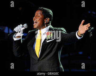 Jermaine Jackson tritt während eines Gedenkgottesdienstes für Michael Jackson im Staples Center in Los Angeles auf der Bühne auf. Stockfoto