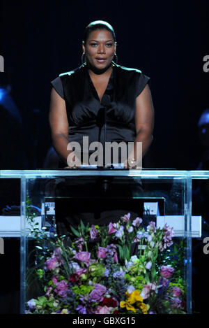 Queen Latifah spricht auf der Bühne während eines Gedenkgottesdienstes für Michael Jackson im Staples Center in Los Angeles. Stockfoto