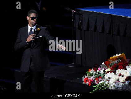 Der Usher tritt bei einem Gedenkgottesdienst für Michael Jackson im Staples Center in Los Angeles auf. Stockfoto