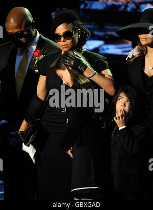 Die Jackson-Familie Randy Jackson, Janet Jackson, Paris Katherine Jackson, Prince Michael Jackson II (AKA Blanket) und La Toya Jackson sprechen beim Gedenkgottesdienst für Michael Jackson im Staples Center in Los Angeles. Stockfoto