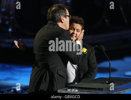 Der Choreograf Kenny Ortega (L) küsst Shaheen Jafargholi, Gewinner des britischen Got Talent, während eines Gedenkgottesdienstes für Michael Jackson im Staples Center in Los Angeles. Stockfoto