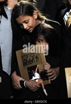 Michael Jacksons Tochter Paris Jackson (oben) hält ihren Bruder Prinz Michael Jackson II (auch bekannt als Decke) bei einer Gedenkfeier für ihren Vater, die Musiklegende Michael Jackson, im Staples Center in Los Angeles. Stockfoto