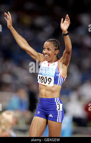 Leichtathletik - Olympische Spiele 2004 in Athen - 800 m der Frauen - Finale. Der britische Kelly Holmes feiert den Gewinn der Goldmedaille Stockfoto