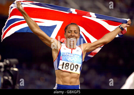 Leichtathletik - Olympische Spiele 2004 in Athen - 800 m der Frauen - Finale. Der britische Kelly Holmes feiert den Gewinn der Goldmedaille Stockfoto