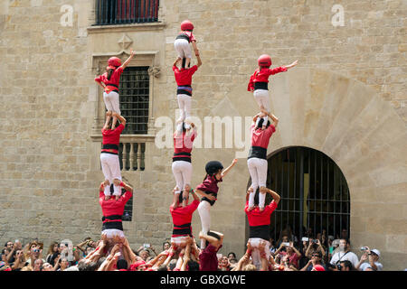 BARCELONA, Spanien - 26. Juni 2016: Castellers Gruppe von Menschen, die menschliche Burgen am 26. Juni 2016 in Barcelona zu bauen. Stockfoto