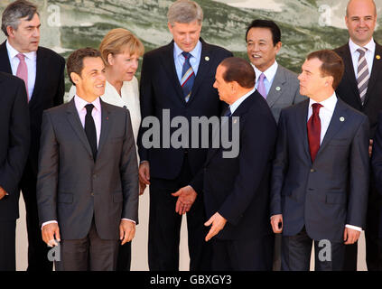 G8-Führer und G5-Führer posieren für das Familienfoto. (Von links nach rechts) der britische Premierminister Gordon Brown, der französische Präsident Nicolas Sarkozy, die deutsche Bundeskanzlerin Angela Merkel, der kanadische Premierminister Stephen Harper, der italienische Premierminister Silvio Berlusconi, der japanische Premierminister Taro Aso, der russische Präsident Dmitri Medwedew und der schwedische Premierminister Fredrik Reinfeldt, Am zweiten Tag des G8-Gipfels in L'Aquila, Italien. Stockfoto