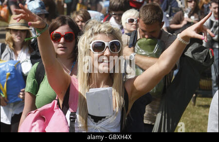 Festivalbesucher kommen vor dem T in the Park Musikfestival in Balado, Schottland. Stockfoto