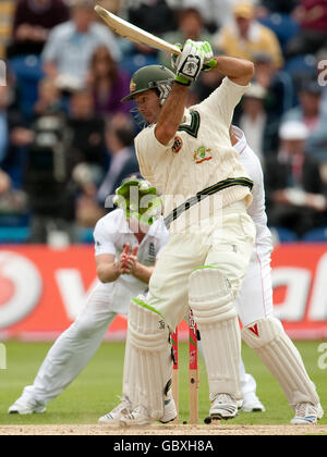 Cricket - The Ashes 2009 - npower First Test - Tag zwei - England gegen Australien - Sophia Gardens. Der australische Ricky Ponting hat am zweiten Tag des ersten npower-Test-Spiels in Sophia Gardens, Cardiff, Fledermäuse. Stockfoto