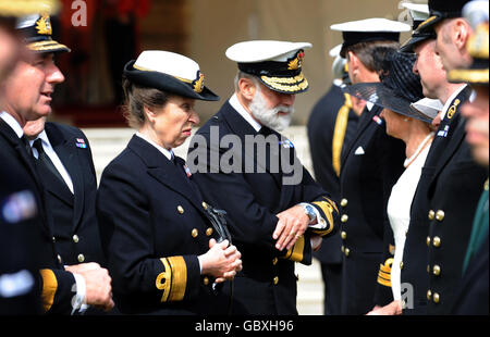 Die Prinzessin Royal und Prinz Michael von Kent treffen ihre Gäste während einer Royal Garden Party im Buckingham Palace im Zentrum von London, um das hundertjährige Jubiläum der Marine Aviation zu feiern. Stockfoto