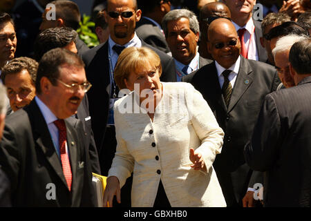 Bundeskanzlerin Angela Merkel macht sich auf die Bühne, auf der die Staats- und Regierungschefs der G8-Staaten und der G5-Staaten am zweiten Tag des G8-Gipfels in L'Aquila, Italien, für ein "Familienfoto" posieren. Stockfoto