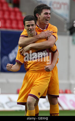 Jamie Murphy feiert mit Ross Forbes (TOP) das dritte Tor gegen Llanelli im Europa League Qualifying, Second Leg bei Parc y Scarlets, Llanelli. Stockfoto