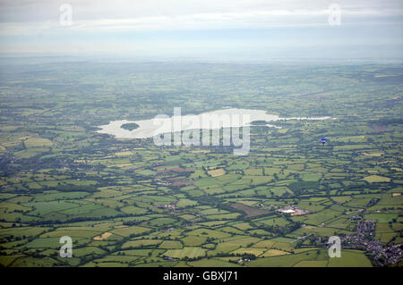 Heißluftballons abheben vom Bristol International Airport Stockfoto