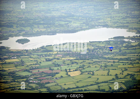 Heißluftballons abheben vom Bristol International Airport Stockfoto