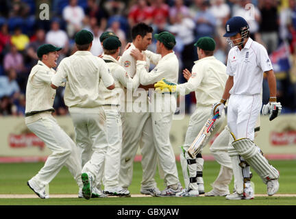 Der englische Alastair Cook geht niedergeschlagen los, nachdem er für 1 Uhr unterwegs war, als der australische Michell Johnson am vierten Tag des ersten npower-Test-Spiels in Sophia Gardens, Cardiff, das Wicket ergattet. Stockfoto