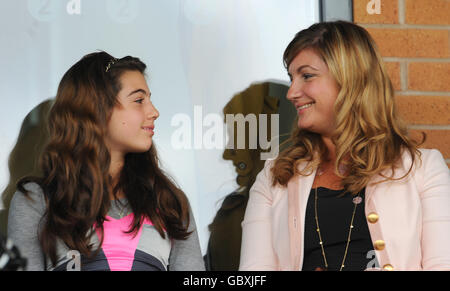 Karren Brady, Managing Director von Birmingham City, und ihre Tochter Sophia beobachten das erste Spiel von Ehemann und Vater Paul Peschisolido als Manager von Burton Albion Stockfoto