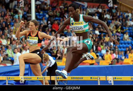 Leichtathletik - Aviva-Weltmeisterschaften und UK-Meisterschaften - Tag zwei - Alexander-Stadion. Nusrat Ceesay gewinnt die 400-m-Hürden der Frauen während der Aviva-Weltmeisterschaft im Alexander Stadium in Birmingham. Stockfoto