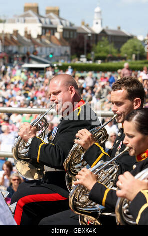 Hornspieler der Royal Marine Portsmouth Band treten während eines Gedenkkonzerts auf dem Bandstand am Deal Seafront in Kent auf. Stockfoto