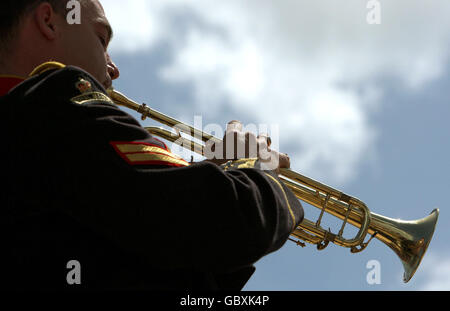 Der Korporal Mark Upton von der Royal Marine Portsmouth Band tritt während eines Gedenkkonzerts auf dem Bandstand am Deal Seafront in Kent auf. Stockfoto