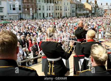 Mitglieder der Royal Marine Portsmouth Band spielen während eines Gedenkkonzerts auf dem Bandstand am Deal Seafront in Kent. Stockfoto