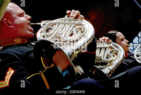 Hornspieler der Royal Marine Portsmouth Band während eines Gedenkkonzerts auf dem Bandstand am Deal Seafront in Kent. Stockfoto