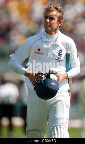 Der englische Stuart Broad verlässt das Feld, nachdem er am fünften Tag des ersten npower-Test-Spiels in Sophia Gardens, Cardiff, vom australischen Nathan Hauritz entlassen wurde. Stockfoto