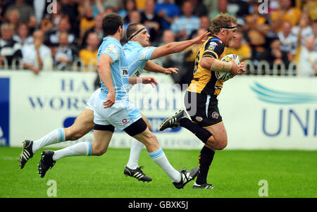 Castlefords Ryan Hudson (rechts) löst sich von den Hull FC's Chris Thorman und Danny Houghton (links), um einen Versuch während des Engage Super League-Spiels im Jungle, Castleford, zu machen. Stockfoto