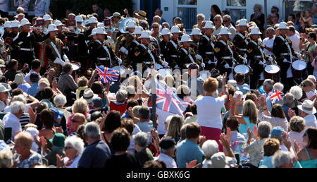 Mitglieder der Royal Marine Collingwood Band marschieren den Strand auf Deal Seafront in Kent entlang, um ein Gedenkkonzert auf dem Memorial Bandstand auf Deal Seafront, Kent, zu geben. Stockfoto