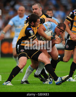 Danny Houghton (rechts) von Hull FC wird von Brett Ferres (links) von Castleford und Craig Huby während des Engage Super League-Spiels im Jungle in Castleford angegangen. Stockfoto