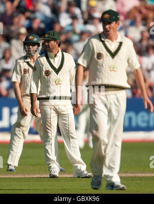 Der australische Kapitän Ricky Ponting (Mitte) schaut während des fünften Tages des ersten npower-Test-Spiels in Sophia Gardens, Cardiff, auf. Stockfoto