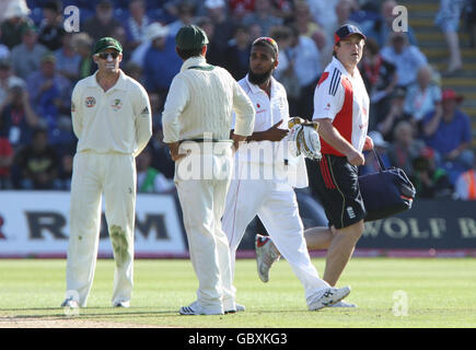 Australien Kapitän Ricky Ponting (Mitte links) hat Worte mit England 12. Mann Bilal Shafayat (zweite rechts) in einer Pause im Spiel während des fünften Tages des ersten npower Test Spiel in Sophia Gardens, Cardiff. Stockfoto