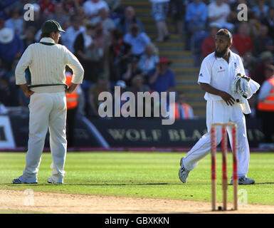 Der 12. Engländer Bilal Shafayat (Notts) wird von einem unglücklichen australischen Kapitän Ricky Ponting angesprochen, nachdem er am fünften Tag des ersten npower-Test-Spiels in Sophia Gardens, Cardiff, dem englischen Schlagmann James Anderson vor dem Finale Handschuhe übergab. Stockfoto