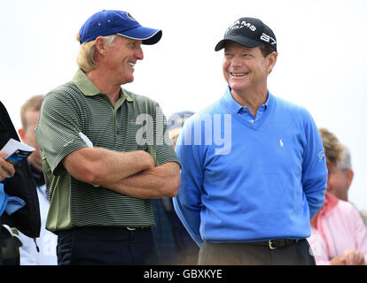 Golf - Open 2009 Championship - Übungsrunde - Tag Zwei - Turnberry. Greg Norman teilt einen Witz mit Tom Watson Stockfoto