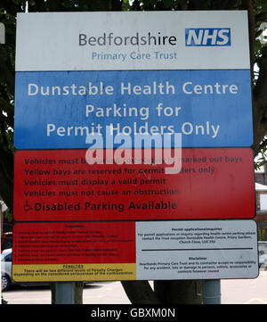 Ein Schild am Dunstable Health Center in Dunstable, Bedfordshire, wo das Schweinegrippe-Opfer Dr. Michael Day arbeitete. Stockfoto