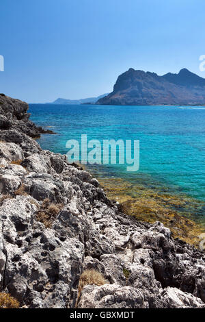Kolymbia Beach mit der felsigen Küste in Griechenland. Stockfoto