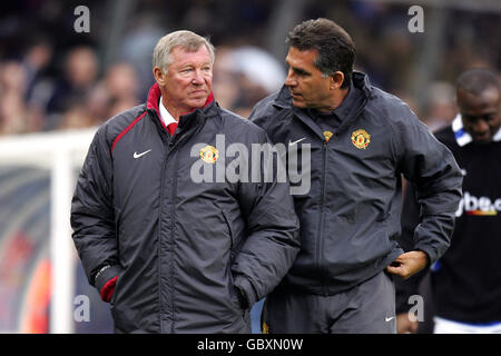 Fußball - FA Barclays Premiership - Birmingham City / Manchester United. Manchester United Manager Sir Alex Ferguson und sein Assistent Carlos Queiroz (r) Stockfoto