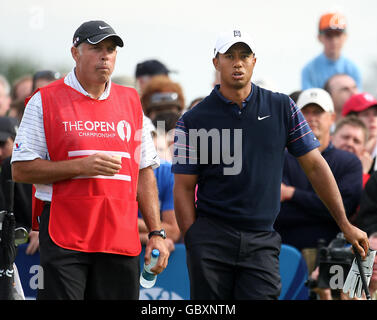 US's Tiger Woods spricht mit Caddy Steve Williams während der ersten Runde der Open Championship 2009 im Turnberry Golf Club, Ayrshire. Stockfoto