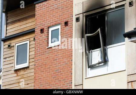 Brandschaden an einem Haus in der Gegend von Openshaw in Manchester. Ein Sprecher des Greater Manchester Fire and Rescue Service sagte, dass eine Frau am Tatort starb und zwei Jungen im Krankenhaus in einem kritischen Zustand waren. Stockfoto