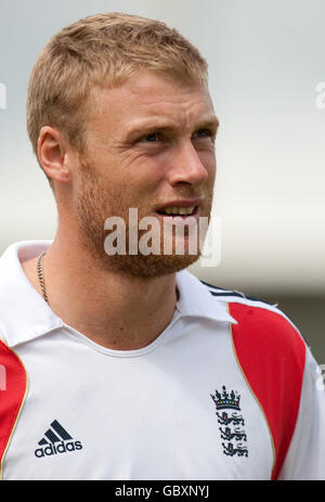 Der Engländer Andrew Flintoff vor dem ersten Tag des zweiten npower-Test-Spiels in Lord's, London. Stockfoto