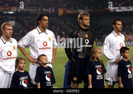 L-R: Paul Scholes von Manchester United, Ruud van Nistelrooy, Torwart Roy Carroll und Ryan Giggs mit Maskottchen, die vor dem Spiel ein T-Shirt von United Against Rassismus trugen Stockfoto