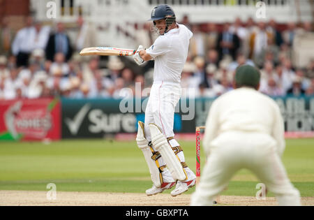 Der englische Andrew Strauss schlägt am ersten Tag des zweiten npower-Test-Matches in Lord's, London. Stockfoto
