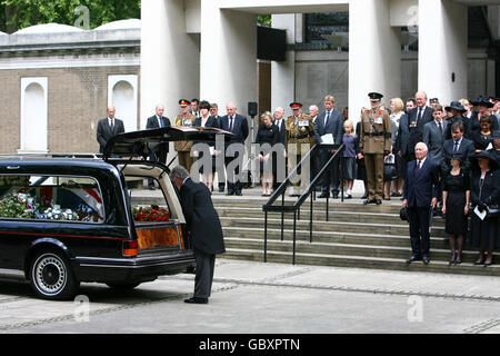 Der Sarg von Oberstleutnant Rupert Thorneloe wird aus der Garde's Chapel im Zentrum Londons getragen, während Frau Sally Thorneloe (2. Rechts), Vater Major John Wright (3. Rechts) und Mutter Veronica (rechts) darauf schauen. Stockfoto
