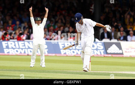 Der englische Alistair Cook ist vor LBW, nachdem er am ersten Tag des zweiten npower-Test-Spiels in Lord's, London, für 95 Läufe von Mitchell Johnson gewirft wurde. Stockfoto