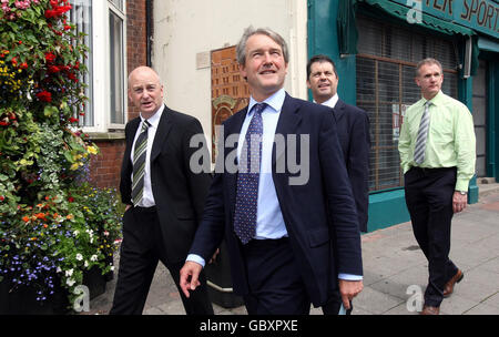 Schattenminister für Nordirland, der Abgeordnete Owen Parterson (Mitte) bei einem Rundgang in Larne, Co. Antrim, mit (zweiter rechts) NIIRTA-Geschäftsführer Glyn Roberts, (links) David Hunter vom Larne Traders Forum und dem lokalen Geschäftsmann John Murray. Stockfoto