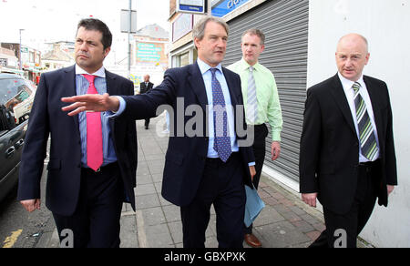 Schatten-Staatssekretär für Nordirland besucht Co. Antrim Händler Stockfoto