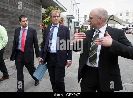 Der Schattenminister für Nordirland, der Abgeordnete Owen Pherson (Mitte), bei einem Rundgang in Larne, Co. Antrim, mit dem NIIRTA-Geschäftsführer Glyn Roberts (links) und David Hunter vom Larne Traders Forum. Stockfoto