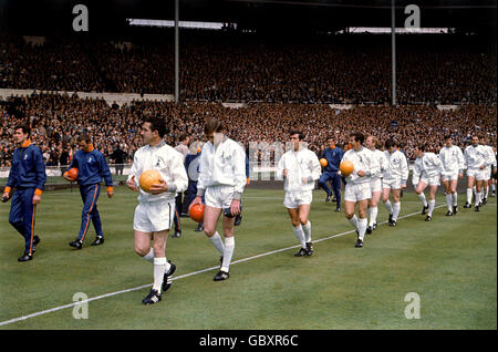 Dave Mackay, Kapitän von Tottenham Hotspur (3. L), führt sein Team in Wembley an, gefolgt von den Teamkollegen Pat Jennings, Terry Venables, Alan Mullery, Frank Saul, Joe Kinnear, Jimmy Robertson, Cyril Knowles, Alan Gilzean, Jimmy Greaves, Mike England Stockfoto