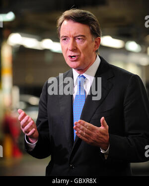 Mandelson besucht das Toyota-Werk. Wirtschaftsminister Lord Mandelson bei einem Besuch im Toyota Burnaston-Werk in der Nähe von Derby. Stockfoto