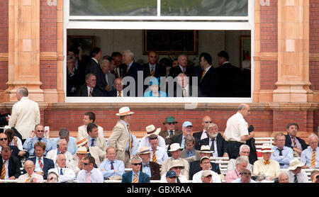 Die Königin sieht sich den zweiten Tag des zweiten npower-Test-Spiels in Lord's, London, an. Stockfoto