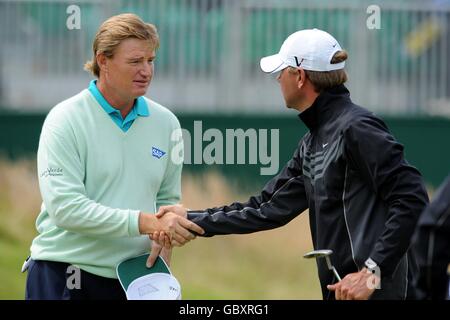 Der Südafrikaner Ernie Els (links) schüttelt sich nach seiner Runde am zweiten Tag der Open Championship im Turnberry Golf Club die Hände mit dem US-Amerikaner Lucas Glover. Stockfoto