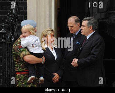 Premierminister Gordon Brown (rechts) vor der 10 Downing Street, London, sprach heute mit Stabsfeldwebel Lee McAnespie und seiner Frau Anja, die ihren Sohn Alfie mitgebracht haben, der 18 Monate lang über 1000 für die Hilfsorganisation Help for Heroes gesammelt hat, die verwundete Soldaten unterstützt. Der Chef der Streitkräfte, Sir Jock Stirrup (zweiter rechts), war ebenfalls anwesend. Stockfoto